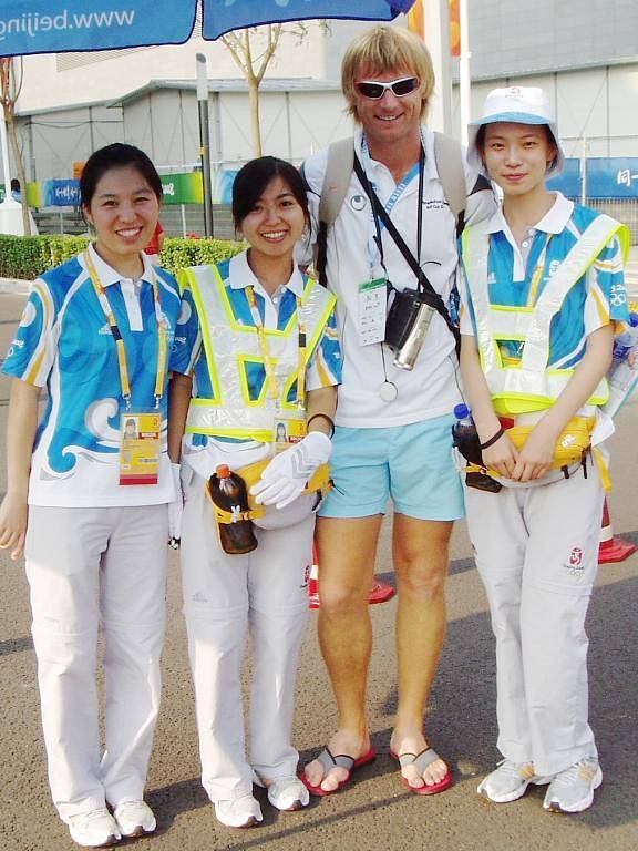 K hladkému chodu olympijských her v Pekingu napomáhají tisíce dobrovolníků.  „Pro jejich oblečení a rychlý pohyb jsme jim říkali Živé modré šipky,“ říká Radomír Havel.