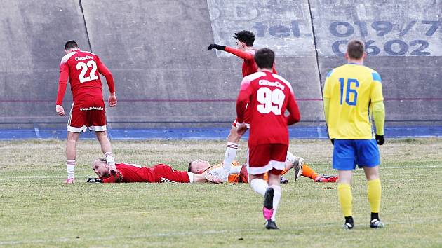 FORTUNA divize A (17. kolo): SK Petřín Plzeň (na snímku fotbalisté v červených dresech) - SENCO Doubravka (žlutí) 4:0.