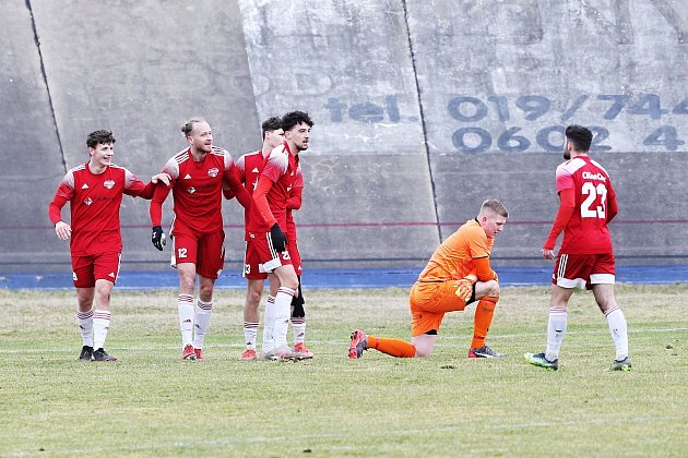FORTUNA divize A (17. kolo): SK Petřín Plzeň (na snímku fotbalisté v červených dresech) - SENCO Doubravka (žlutí) 4:0.