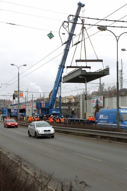 Starý železniční most v plzeňské Prokopově ulici dnes odpoledne rozebírali dělníci a na místě šestasedmdesátitunového kolosu vyroste nový most. 