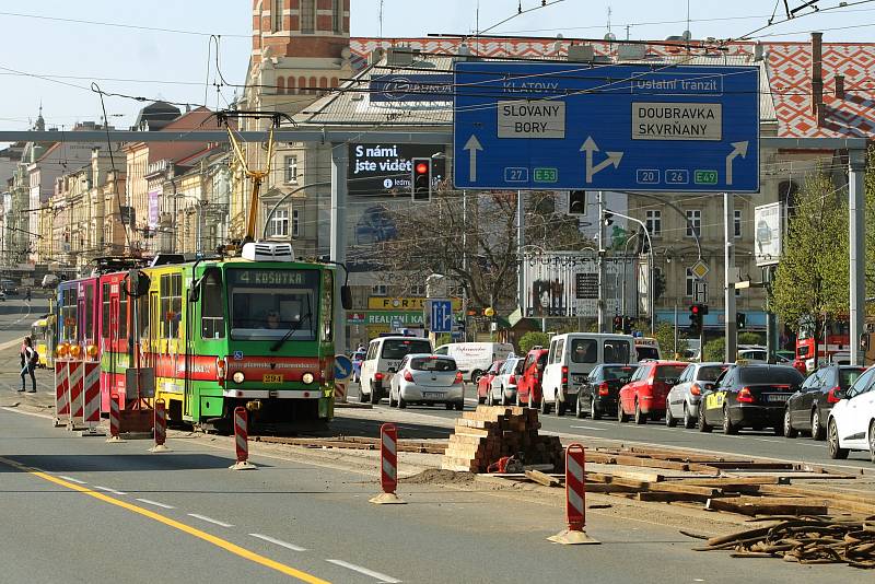 Rekonstrukcí tramvajové trati začala dvouletá rekonstrukce mostu generála Pattona v centru Plzně.