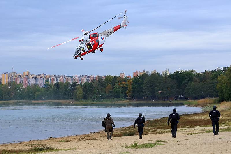 Zásah proti střelcům na technoparty trénovaly oddíly pořádkové policie. 180 příslušníků PČR a 34 policistů ze SRN nacvičovalo jak ochránit účastníky akce a zpacifikovat agresory. U rybníku Bolevák zasahovaly i další záchranné složky včetně vrtulníku LZS.