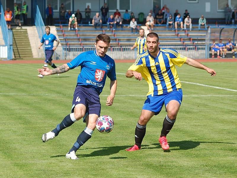 26. kolo I. A třídy: FK Tachov (modří) - Sokol Kralovice 5:0.