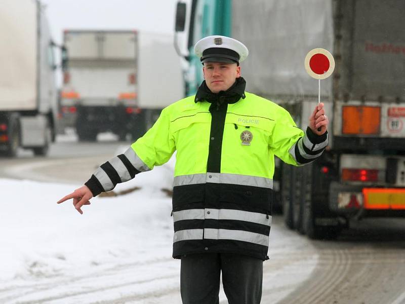 Použití bezpečnostních pásů a dětských autosedaček kontrovali ve středu policisté ve všech okresech Plzeňského a Karlovarského kraje během speciální dopravní akce