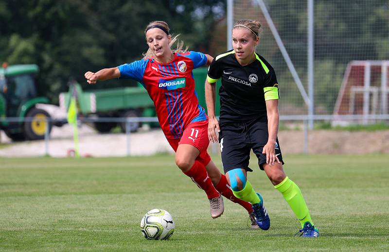 ÚTOČNICE PLZNĚ Gabriela Šlajsová (na snímku vlevo) režírovala výhru Viktorie 2:0 nad Libercem.