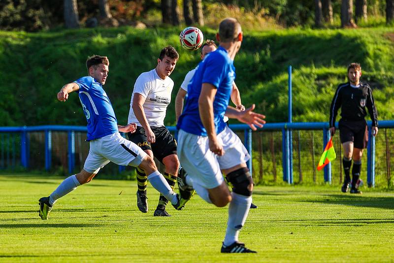 8. kolo krajského přeboru: SK Rapid Plzeň (na snímku hráčui v modrých dresech) - FC Chotíkov 1932 1:2 (0:1).