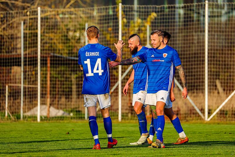 Fotbalisté TJ Sokol Plzeň-Černice (na archivním snímku fotbalisté v modrých dresech) porazili ve čtvrtečním utkání 2. kola Poháru PKFS plzeňský Slovan 3:2.