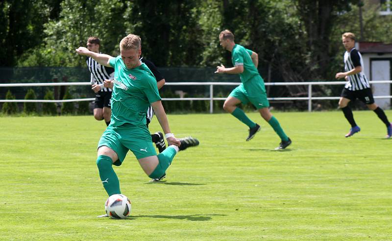 Z archivu: Fotbalisté plzeňského Smíchova (černobílí) se v nováčkovské sezoně I. A třídy zatím hledají. Ve třech zápasech totiž získali jediný bod.