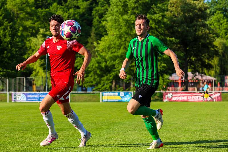 Fotbalisté SK Petřín Plzeň (na archivním snímku hráči v červených dresech) prohráli s Újezdem 2:4 a v letošním ročníku MOL Cupu končí už v předkole.