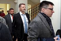 Roman Berbr a dalších 21 obžalovaných v kauze uplácení ve fotbale při zahájení soudního líčení u Okresního soudu Plzeň-město.