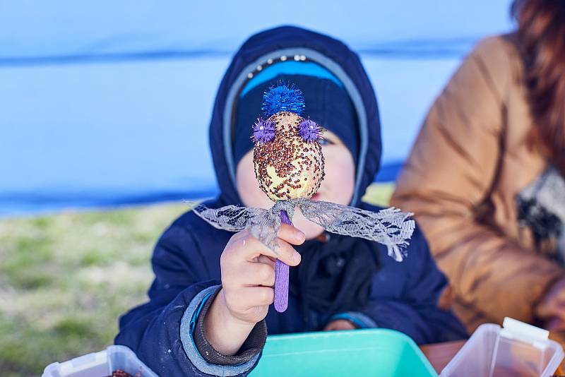 Předvelikonoční den na sídlišti Vinice v Plzni. V dílnách se zájemci mohli naučit plést pomlázky, nebo si ozdobit velikonoční kraslice. Nejmenší děti čekalo hledání čokoládových vajíček. Pro všechny hrála folklórní muzika a proběhly ukázky canisterapie.