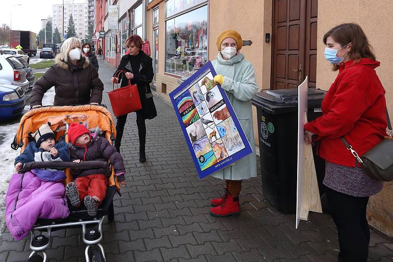 Výstava prací žáků výtvarných oborů plzeňské ZUŠ Trnka ve výlohách obchodů v Zábělské ulici. Děti tvořily v průběhu uplynulého pololetí především v rámci online výuky, doma za zavřenými dveřmi. Díky výstavě si teď jejich práce budou moci prohlédnout obyva