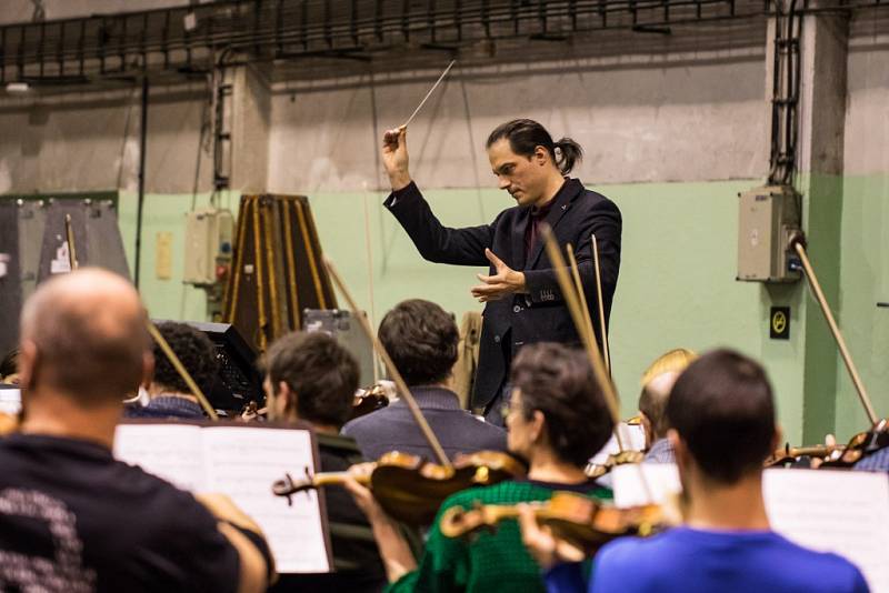 Plzeňská filharmonie před svým nedělním odjezdem intenzivně několik dní zkoušela spolu s pěveckými sbory. Počet účinkujících je dvě stě padesát, a tak si na zkoušky museli pronajmout  areál DEPO2015