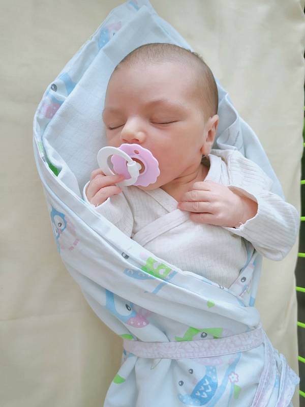 Ema Krásná z Plzně (3 560 g, 51cm) se narodila 14. července 2021 v 17:00 v Mulačově nemocnici. Maminka Denisa věděla předem, že jejich prvorozené miminko bude holčička, pro tatínka Josefa to bylo překvapení a je z dcery nadšený.