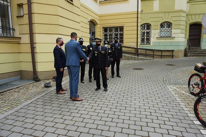 Předání nových elektrokol strážníkům.