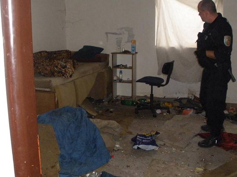 Strážníci z budovy bývalého nábytku v Plzni na Skvrňanech vykázali bezdomovce a aby se nemohli vrátit, zazdili v budově okna a uzamkli vrata do areálu