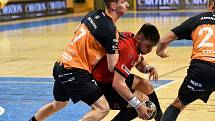 Talent Plzeň (v oranžovočerném) - Robe Zubří, 3. kolo Poháru EHF. Plzeňský Leonard Kaplan (vlevo) brání soupeře.