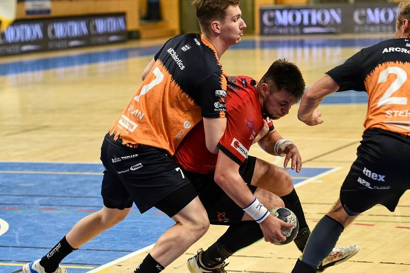 Talent Plzeň (v oranžovočerném) - Robe Zubří, 3. kolo Poháru EHF. Plzeňský Leonard Kaplan (vlevo) brání soupeře.