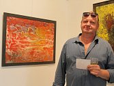 Plzeňský lékař a výtvarník Tomáš Kunc u obrazu Vodník unášený Golfským proudem