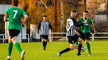 15. kolo I. A třídy: SK Smíchov Plzeň - FC Rokycany B (na snímku fotbalisté v zelených dresech) 4:2 (2:0).