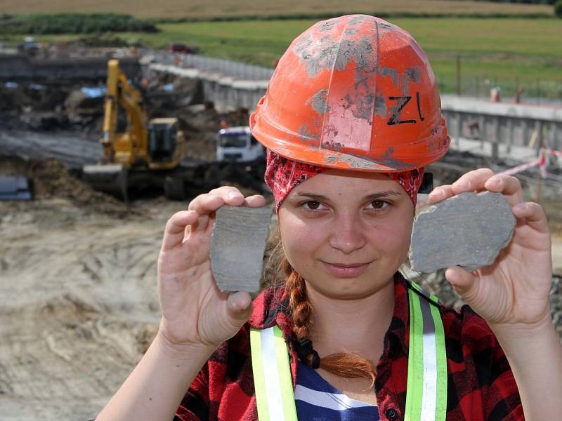 Archeologové před měsícem nalezli poblíž Kyšic  vodní nádrž, která může být stará až 8000 let. Katarina Javorčíková, která ukazuje nalezené střepy pocházející z doby bronzové