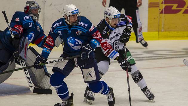 Obránce David Jiříček (na snímku uprostřed) blokuje soupeře před plzeňskou brankou v extraligovém derby s Karlovými Vary.