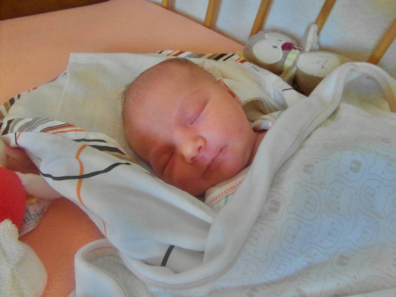 Kristýnka Fuxová se narodila 19. srpna krátce před půlnocí mamince Kateřině a tatínkovi Markovi z Plzně. Po příchodu na svět v plzeňské FN vážila jejich druhorozená dcerka 3870 gramů a měřila 51 cm.