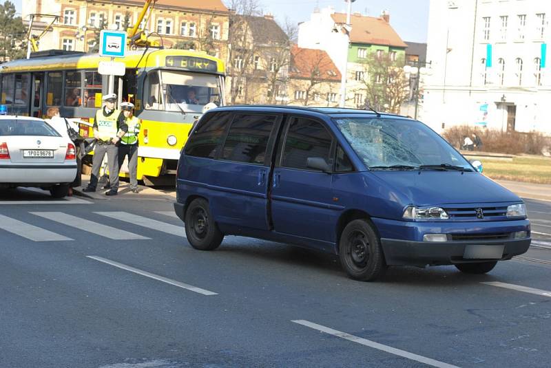 Při odpolední nehodě na křižovatce ulic Skrétova a Klatovská byl sražen muž, kterého odvezli záchranáři do nemocnice