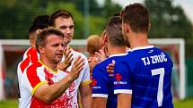 Fotbalisté SK Slavia Vejprnice (na archivním snímkuhráči v červeno-bílých dresech) porazili v 7. kole krajského přeboru soupeře z Baníku Stříbro 4:2.