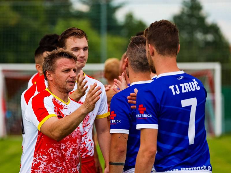 Fotbalisté SK Slavia Vejprnice (na archivním snímkuhráči v červeno-bílých dresech) porazili v 7. kole krajského přeboru soupeře z Baníku Stříbro 4:2.