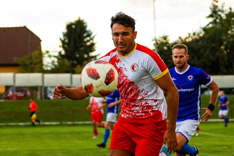 Fotbalisté SK Slavia Vejprnice (na archivním snímkuhráči v červeno-bílých dresech) porazili v 7. kole krajského přeboru soupeře z Baníku Stříbro 4:2.