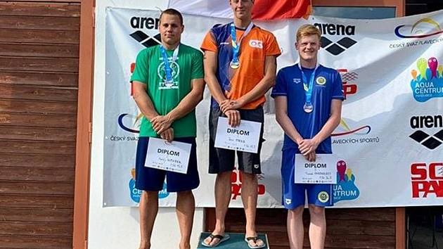 Bronz. Plavec plzeňské Slávie Tomáš Chocholatý (vpravo) získal senzační třetí místo v kategorii mužů. 