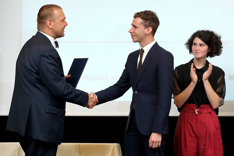Z rukou primátora Martina Baxy převzal stipendium také Martin Šebela z Fakulty aplikovaných věd.