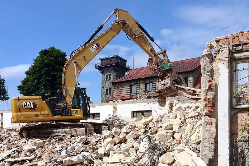 Na hoře Čerchov na Domažlicku pokračuje demolice bývalých vojenských objektů. Hotovo by mělo být do konce července. Čerchov je s nadmořskou výškou 1041 metrů nejvyšším bodem celého Českého lesa.