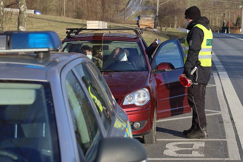 Policejní kontrola na hranici okresů, silnice Klatovy - Domažlice - Smržovice Nové Chalupy.