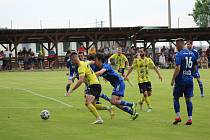 28. kolo FORTUNA divize A: SK Otava Katovice (modří) - FK ROBSTAV Přeštice (na snímku hráči ve žlutých dresech) 1:2 (0:0).