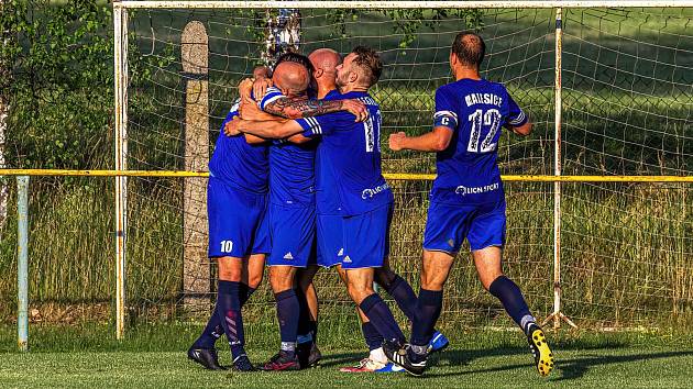 Fotbalisté TJ Sokol Malesice (na archivním snímku hráči v modrých dresech) přejeli na domácí půdě Mochtín vysoko 5:2.