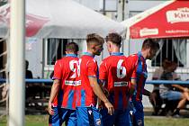 Fotbalisté FC Viktoria Plzeň B (červeno-modré dresy), archivní snímek.