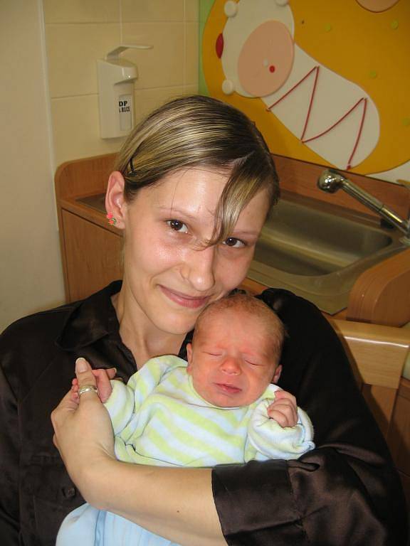 Kateřina Kreslová z Čižic porodila 13. května v 19.27 hod. ve FN v Plzni prvorozeného syna Matyáše (2,12 kg/45 cm). Prarodiče Ivanka a Karel se nemohou dočkat, až pojedou se svým prvním vnoučetem v kočárku na procházku