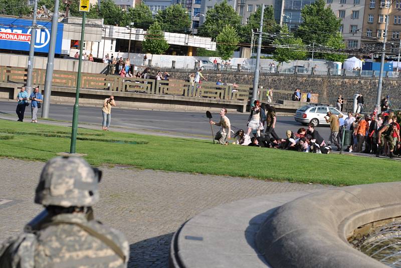 Populární zombie walk má za sebou další ročník. Na sto třicet účastníků prošlo Plzní, přímo během Dne Meliny Mercouri.