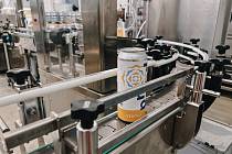 Na zájem zákazníků o piva v plechovkách zareagoval plzeňský experimentální pivovar Proud. Uvedl do provozu novou poloautomatickou stáčecí linku na plechovky.