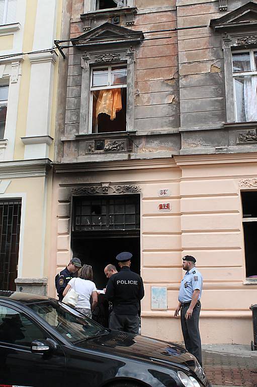 Požár bytového domu ve Farského ulici v Plzni