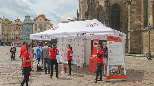 V Plzni odstartovala kampaň Respektuj 18, která je zaměřena na prevenci prodeje a podávání alkoholu dětem a mladistvým. Na náměstí Republiky byl umístěn informační stánek, kde dobrovolníci nabízeli placky a náramky s logem projektu. 