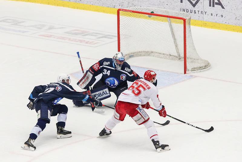 Semifinále play off hokejové extraligy - 5. zápas: HC Oceláři Třinec - HC Škoda Plzeň, 11. dubna 2019 v Třinci. Na snímku (zleva) Jay Conor Allen, brankář Plzně Dominik Frodl, Tomáš Marcinko.