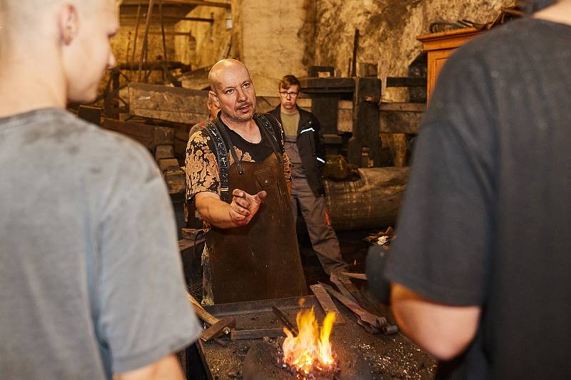 Vodní hamr v Dobřívě na Rokycansku hostil Den tradičních kovářských technologií. Návštěvníci mohli sledovat kováře při výrobě kovaných dveřních prvků – pantů, zástrčí a pojezdů. Ty pak osazovali do dřevěné konstrukce, kterou připravil tesař před hamrem.