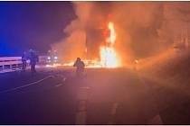 Na dálnici D5 ve směru na Prahu hořel u Mýta na Rokycansku v pátek 3. března ráno kamion.
