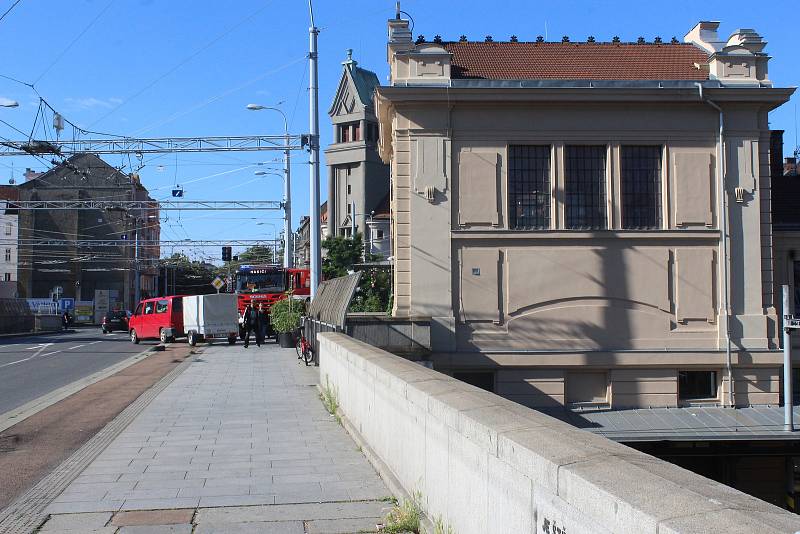 Tragická nehoda se odehrála na nádraží Plzeň-Jižní předměstí. Muž si lehl na koleje před přijíždějící nákladní vlak.