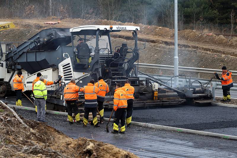 Nová čtyřproudová komunikace mezi Plzní a Třemošnou před dokončením.