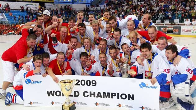 Čeští hokejbalisté se po finále mistrovství světa v Plzni mohli opět po jedenácti letech radovat ze zisku titulu mistrů světa.