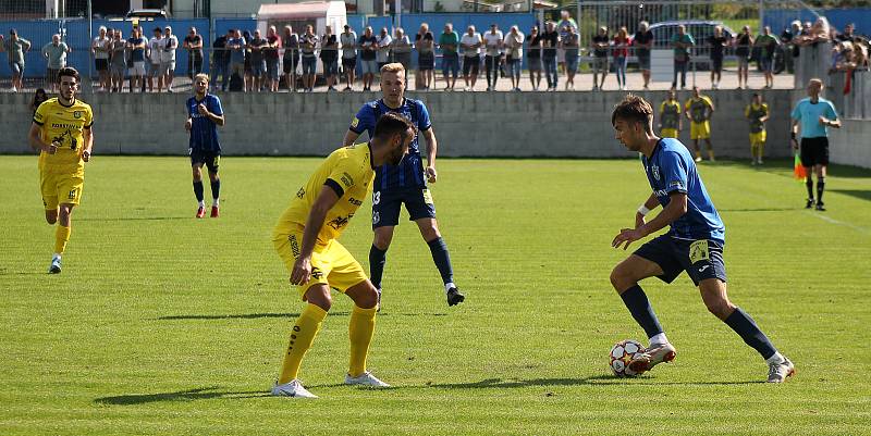 Fotbalisté FK ROBSTAV Přeštice (na snímku hráči ve žlutých dresech z podzimního utkání proti Domažlicím).